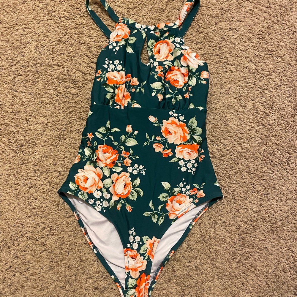 NWOT Women’s One Piece Swimsuit, Scalloped Top, Keyhole Front